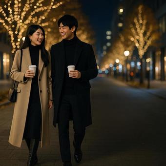 微笑みながら歩く男女 微笑みながら歩く男女の写真