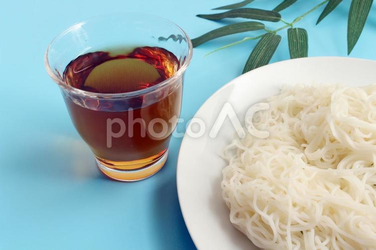 そうめんと麦茶の涼感食事 そうめん,麦茶,冷たい飲み物の写真素材