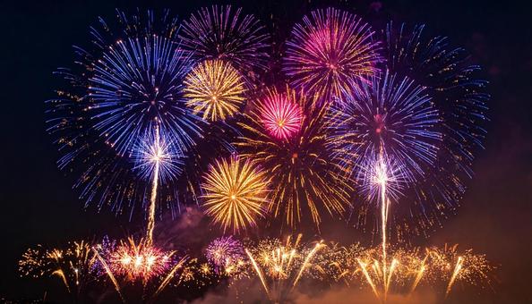 夜空にあがる打ち上げ花火 風物詩 夜空にあがる打ち上げ花火 風物詩の写真