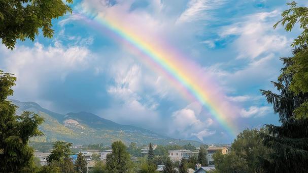 山並みと青空、街にかかる虹 山並みと青空、街にかかる虹の写真