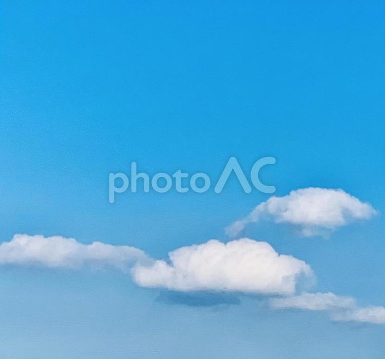 雲　青空　ふわふわ　壁紙　　景色　背景　年賀状 雲,青空,空の写真素材