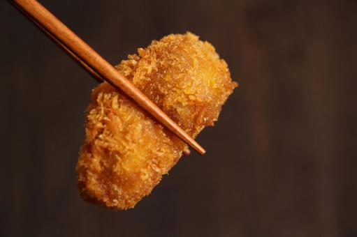 揚げ物を箸でつかむ 揚げ物を箸でつかむの写真