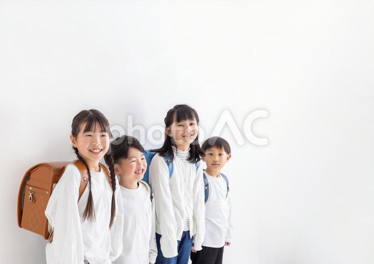 ランドセルを背負った笑顔の小学生 笑顔,ランドセル,小学生の写真素材