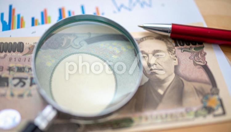 マーケティング　グラフを顕微鏡で見る 顕微鏡,一万円札,赤ペンの写真素材