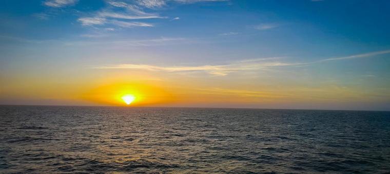 海に沈む黄金の夕日と水平線の絶景 海に沈む黄金の夕日と水平線の絶景 夕日,海,空の写真素材