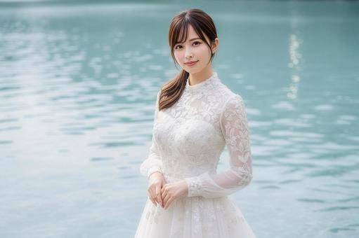 水辺を背景に微笑む女性 水辺を背景に微笑む女性の写真