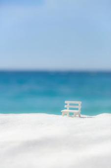 白浜　ミニチュアの椅子　夏イメージ 白浜,白砂,椅子の写真素材