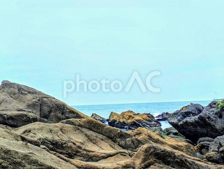 大岩と海がある風景 海,湾,風景の写真素材