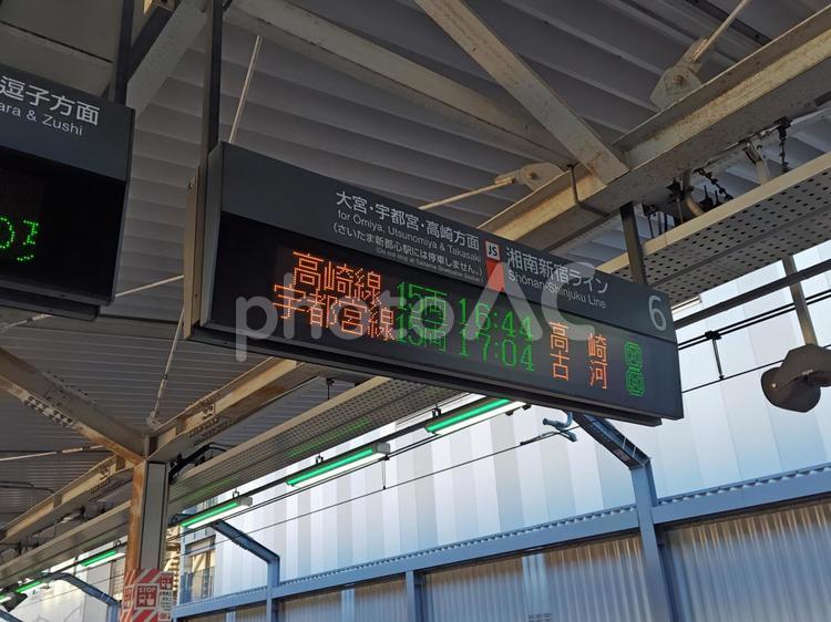 駅ホームの時刻案内（高崎線） 時刻表,駅,高崎線の写真素材