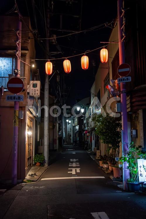 夜の下町商店街 鳩の街商店街,夜の商店街,路地裏の写真素材