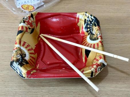 天丼を食べ終えた後に残った容器 天丼を食べ終えた後に残った容器 プラ容器,割り箸,食後の写真素材