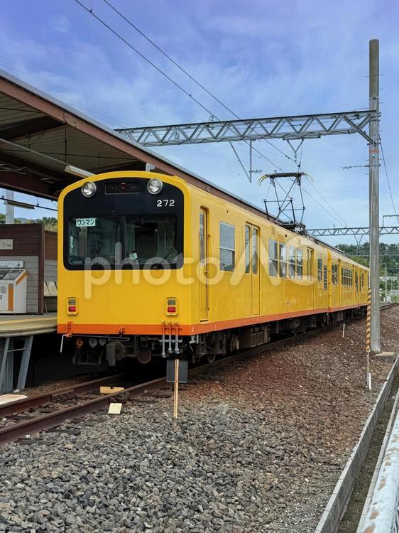三岐鉄道北勢線の黄色い電車（縦構図） 三岐鉄道,北勢線,阿下喜駅の写真素材