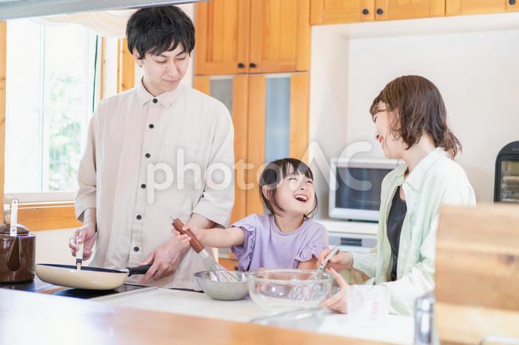 家族で料理を作る仲良しのファミリー 準備,調理,ご飯の写真素材