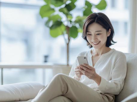 女性とスマートフォン 女性とスマートフォンの写真