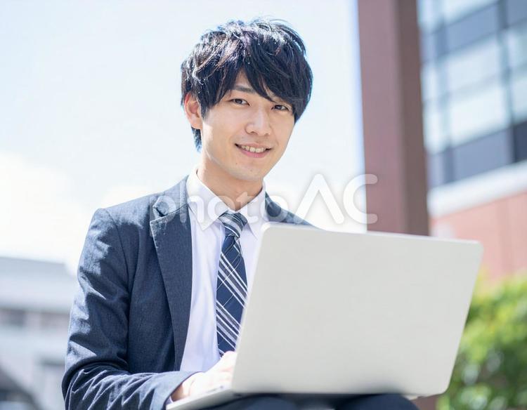 ノートパソコンを操作する若い男性 ノートパソコン,pc,パソコンの写真素材