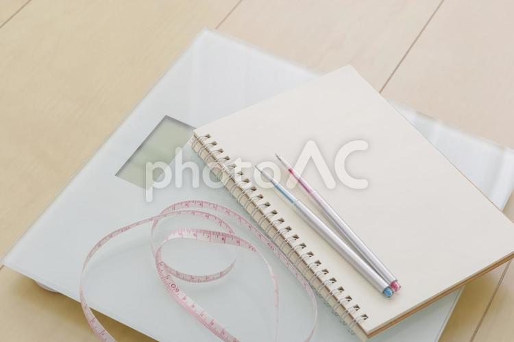 健康管理のための記録のイメージ 体重計,ヘルスメーター,ノートの写真素材