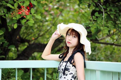 歩道橋でひと休み中のカメラ目線の女性 歩道橋でひと休み中のカメラ目線の女性 女性,若い,美しいの写真素材