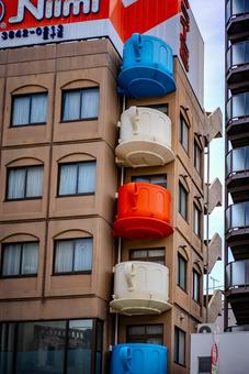 巨大マグカップが並ぶビル 建物,ビル,街並みの写真素材