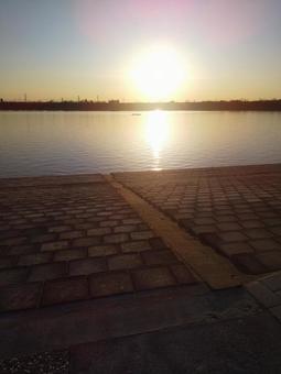 湖に浮かぶ夕日 湖に浮かぶ夕日の写真