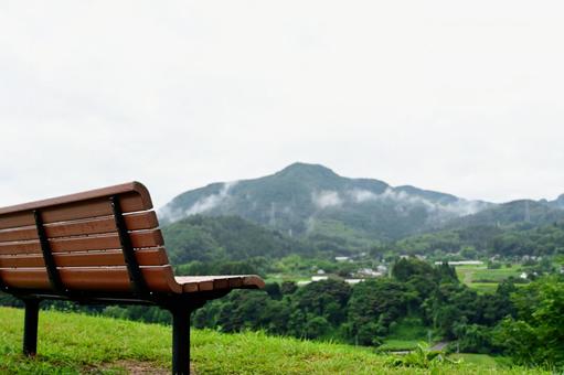 山の景色を独り占めするベンチ 山の景色を独り占めするベンチの写真