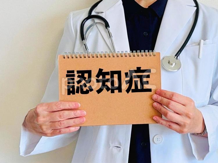 認知症予防のためのポイントを説明する医師 認知症,アルツハイマー,医者の写真素材
