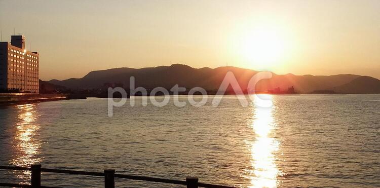 沈みゆく２つの夕陽の路 夕方,夕日,夕陽の写真素材