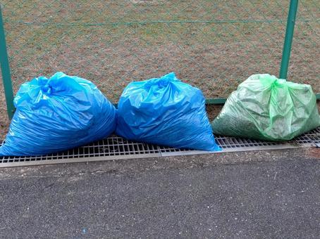 色のついたゴミ袋 ゴミ袋,ゴミ,袋の写真素材