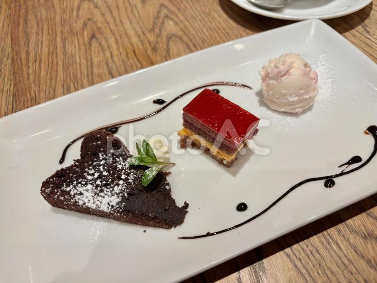 3種のデザートセット ケーキ,ショコラ,アイスクリームの写真素材