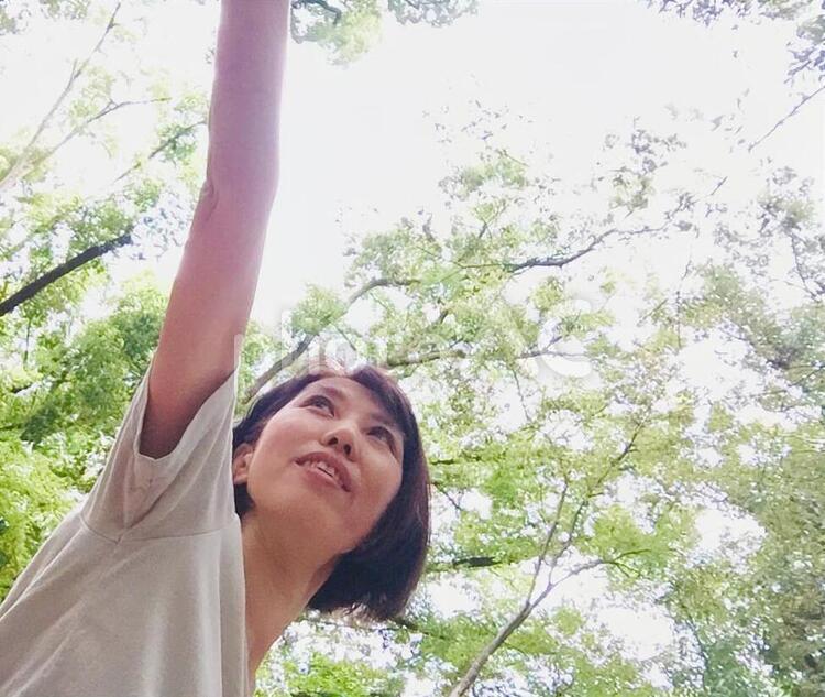 リフレッシュのためのヨガをする中年女性 ヨガ,50代,リフレッシュの写真素材