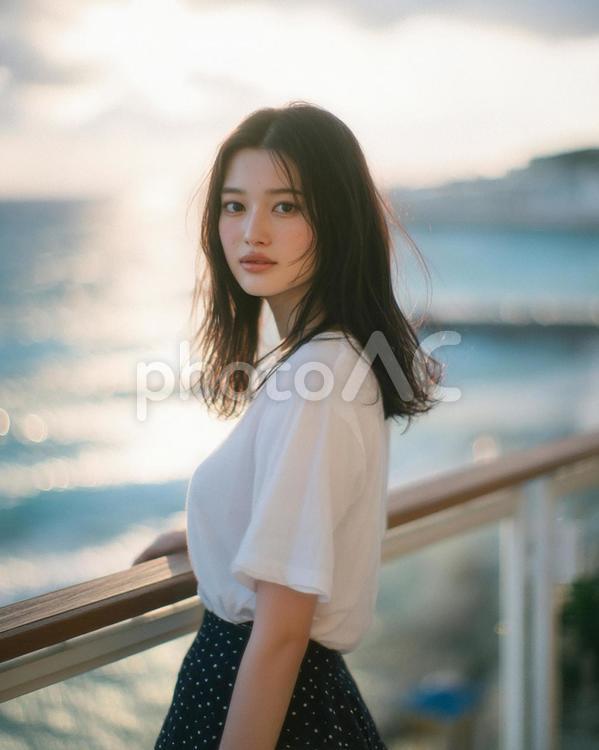 太陽の光が髪に当たる美しい瞬間 女性,アジア人,日本人の写真素材