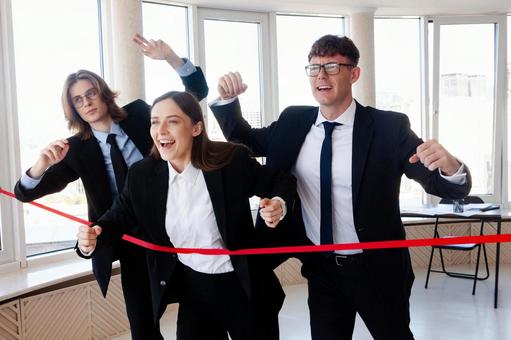 赤いテープの前で叫ぶ外国人男女 男女,外国人,ビジネスの写真素材