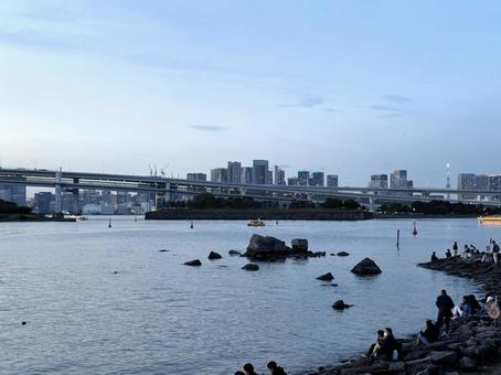 夕暮れのお台場から見た東京の景色 夕暮れのお台場から見た東京の景色の写真