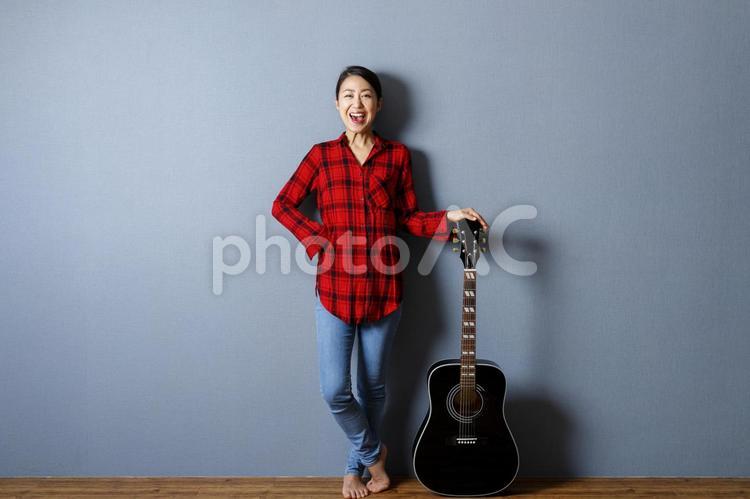ギターを持つ女性 女性,ギター,ミュージックの写真素材