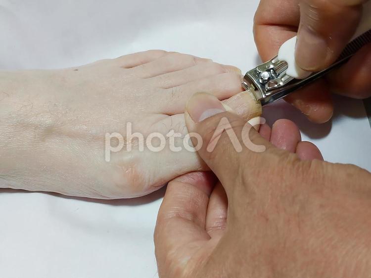 人の足の爪を切る 爪切り,足,足の爪の写真素材