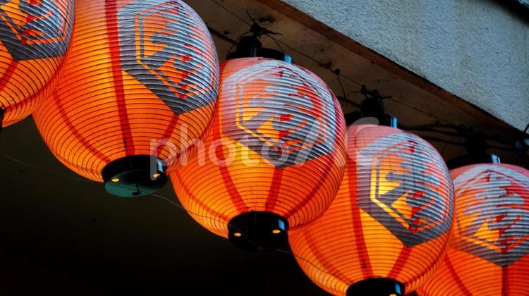 飲み屋街の軒先に並ぶ提灯　アップ 提灯,赤,飲み屋の写真素材