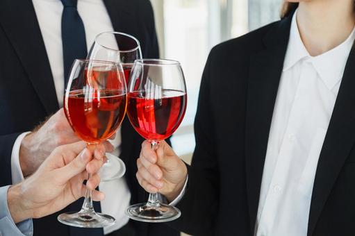 赤い飲み物のワイングラスで乾杯する手元 ワイングラス,持つ,乾杯の写真素材