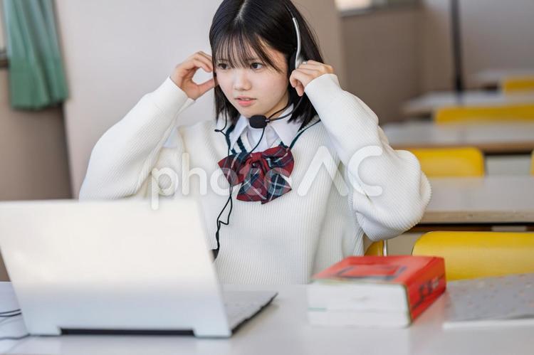 学習開始する生徒 女子学生,制服,ブレザーの写真素材
