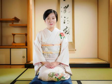 33:和服で微笑んでいる女性 33:和服で微笑んでいる女性 着物,ご挨拶,ごあいさつの写真素材