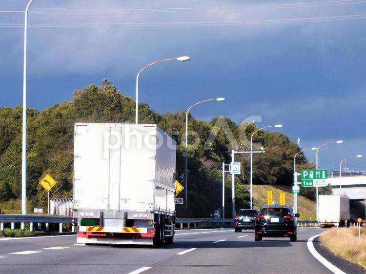 曇り空のもと　トラック輸送 車,トラック,高速道路の写真素材