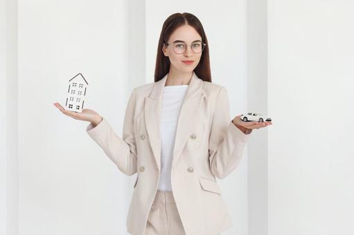 両手に模型を持った女性のスタッフ 保険業,事務職,接客業の写真素材