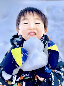 雪だるま作ろう 子ども,幼児,男の子の写真素材