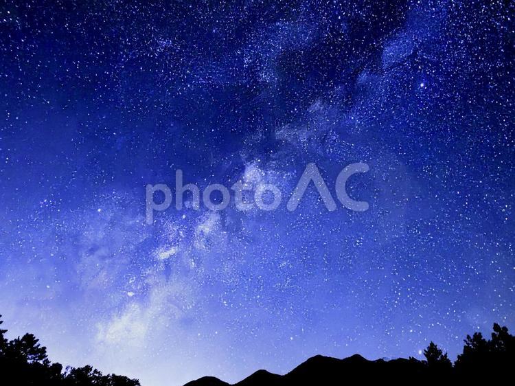 山並みと天の川の水彩風の夜空のテクスチャ 星空,水彩風,夜空の写真素材