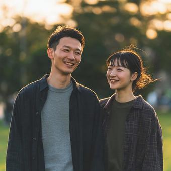 幸せそうに微笑み合う男女 幸せそうに微笑み合う男女の写真