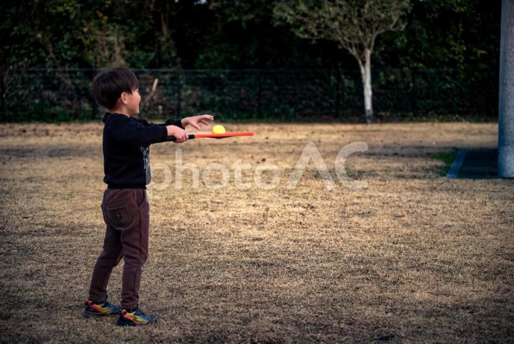 ※＜素材＞公園でボール遊びをする男の子 子供,男性,人物の写真素材