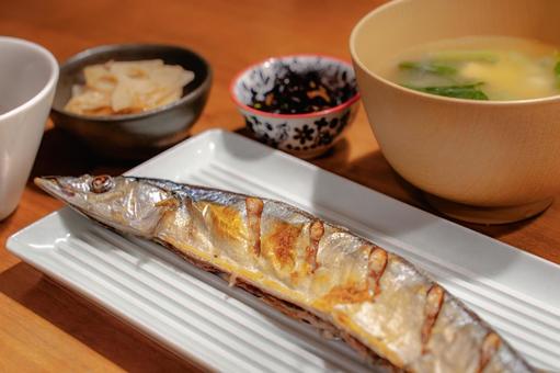 焼きさんまの夕食 夕食,和食,焼き魚の写真素材