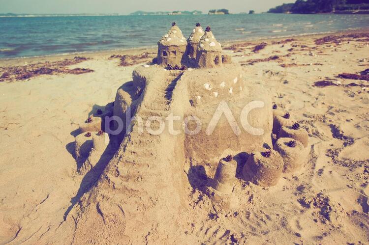 砂浜で砂遊び・砂の城（淡い） 砂の城,浜辺,砂遊びの写真素材