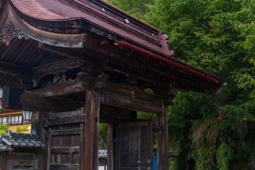 横湯山温泉寺の山門 横湯山温泉寺の山門の写真