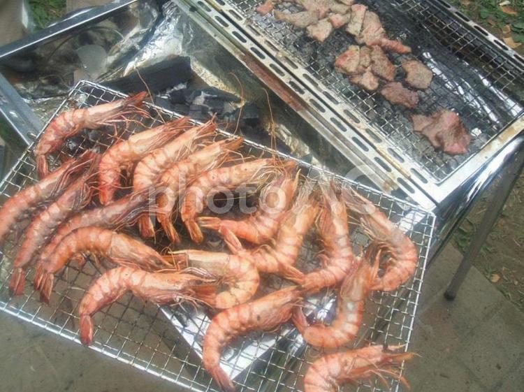 バーベキューでエビと肉を焼く バーベキュー,エビ,牛肉の写真素材