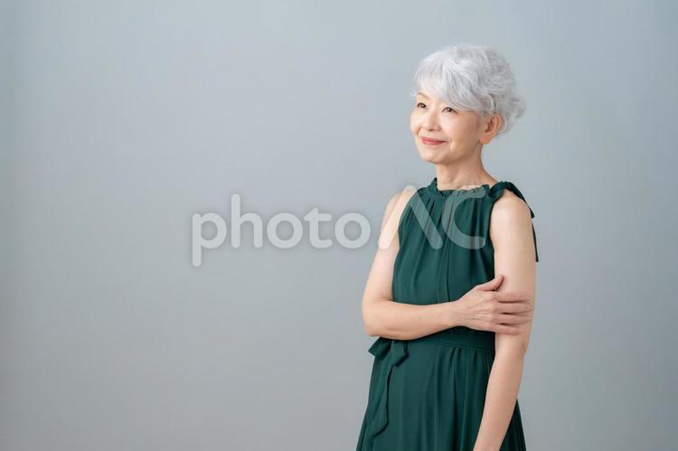 グレーバックでスキンケアをするシニア女性 ビューティー,女性,シニアの写真素材