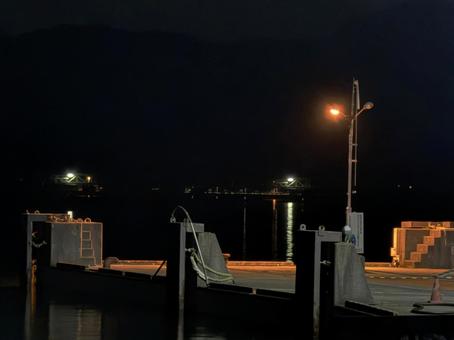 深夜の最終フェリーを待つ柳井港の乗船口 深夜の最終フェリーを待つ柳井港の乗船口の写真